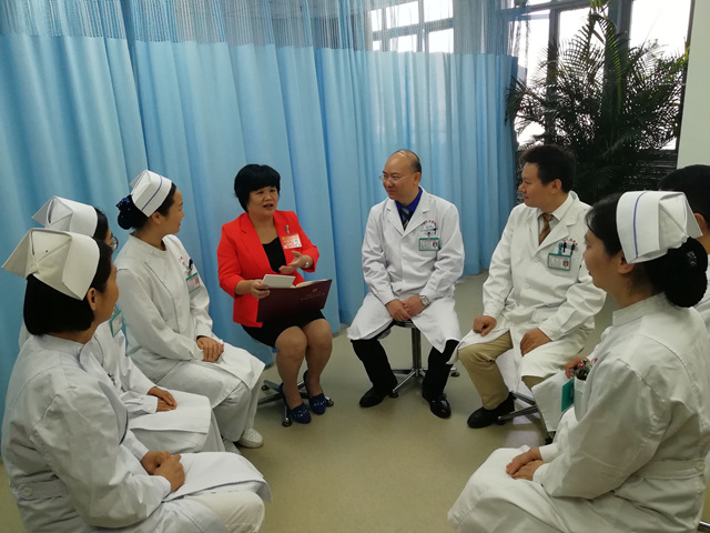 4.杜丽群与自治区人民医院医护人员代表交流_20171101094317.jpg